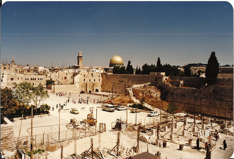 Israel101.jpg - Żydowska Ściana Płaczu przed muzułmańską Kopułą na Skale