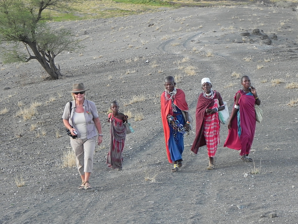 DSCN1296.JPG - Kristina (Sweedish guide) + 3 Elizabeths (Maasai)